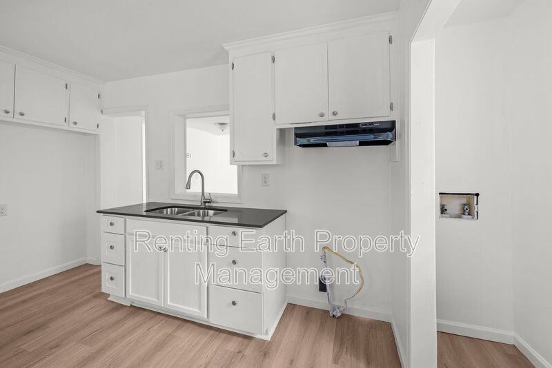 552 S Bainbridge St - Photo 7 of 17