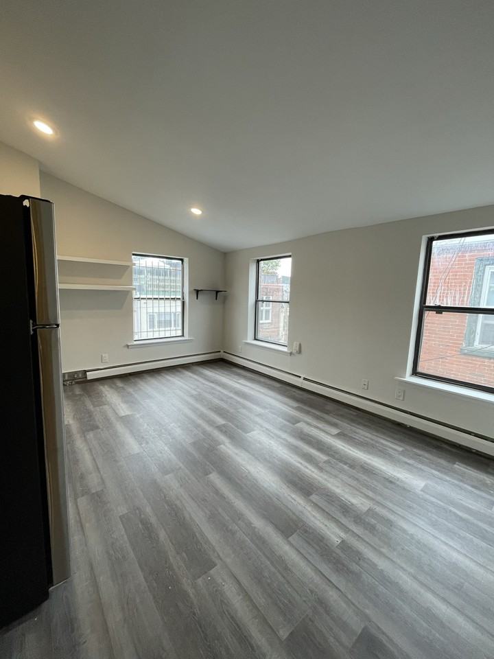 1917 Spring Garden Street - Photo 4 of 19