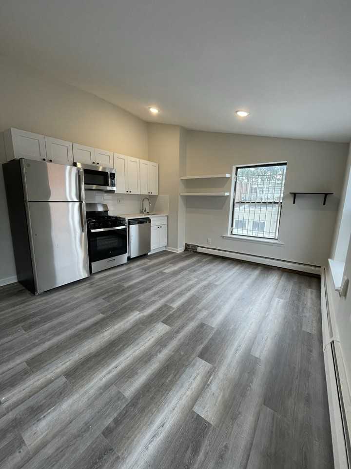 1917 Spring Garden Street - Photo 5 of 19