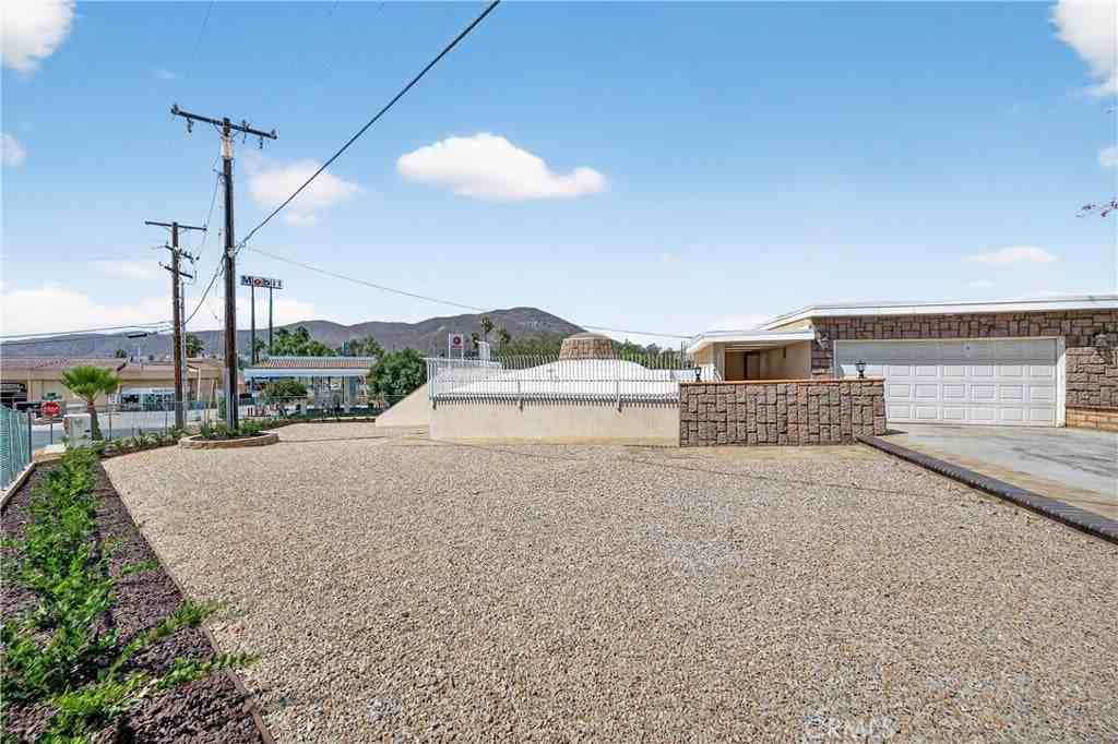 6735 Jewel St - Photo 3 of 43