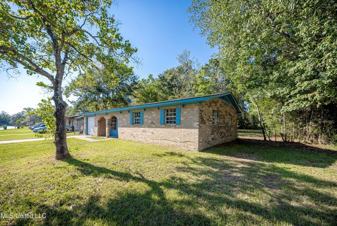 1512 Riverside Dr - Photo 2 of 45