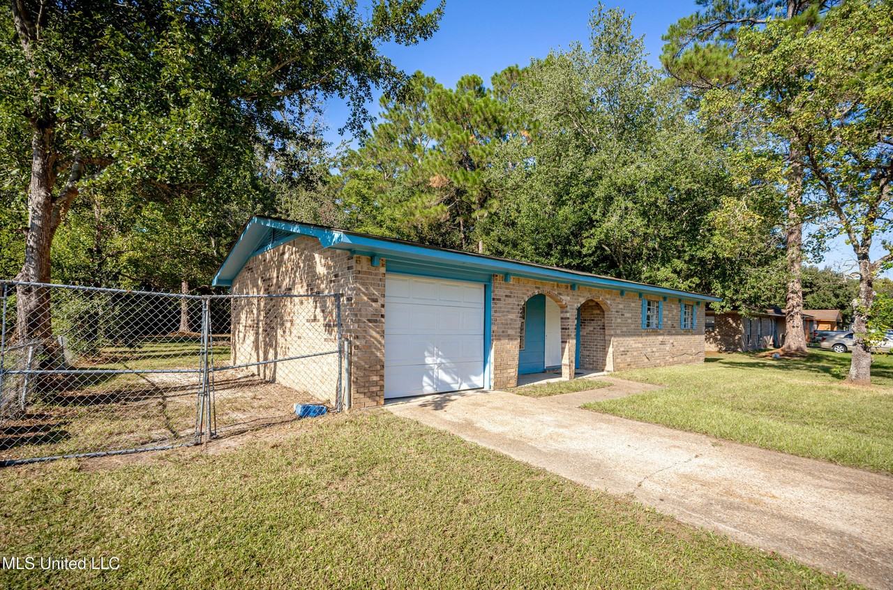 1512 Riverside Dr - Photo 3 of 45