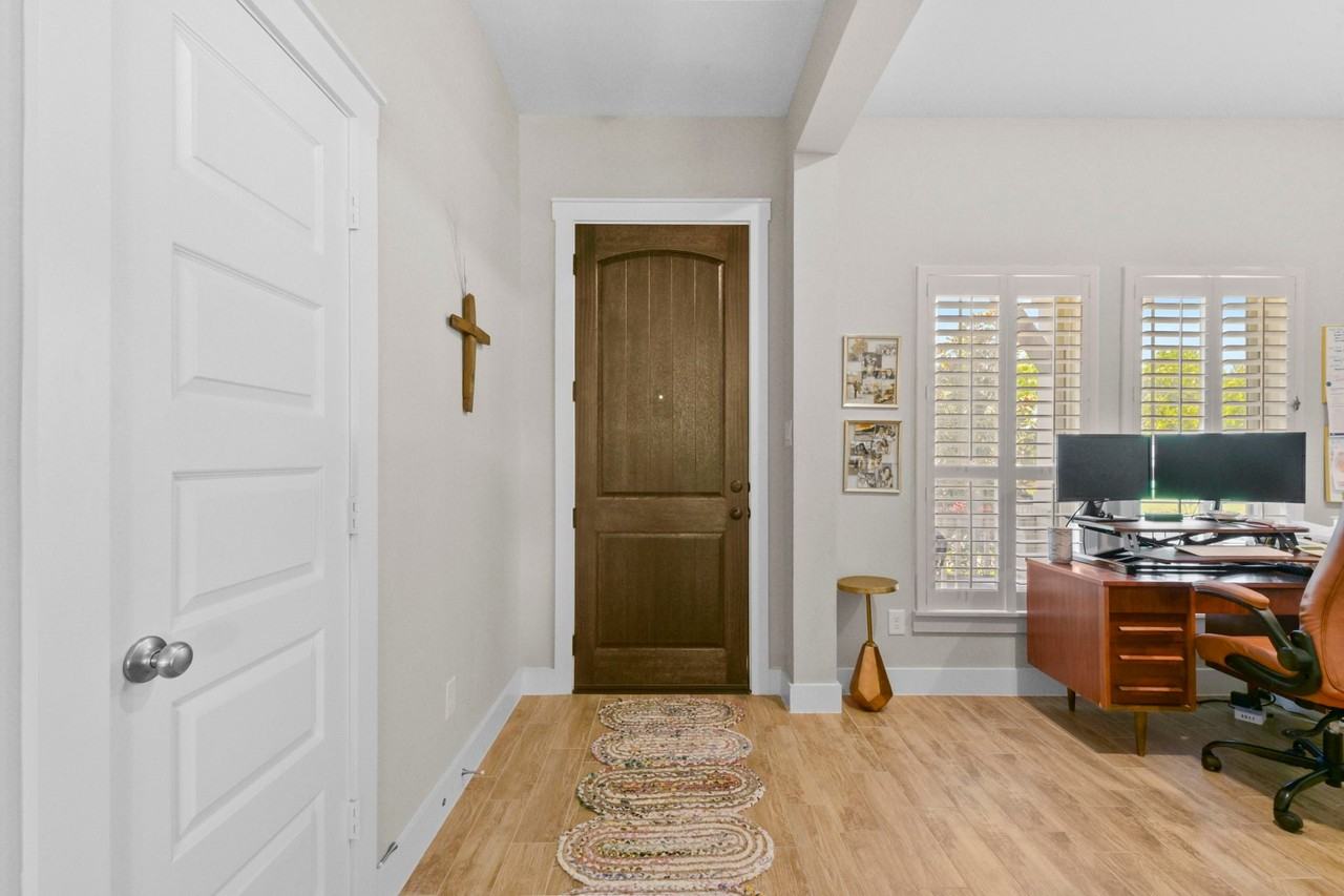 16718 Echo Heights Dr - Photo 5 of 37