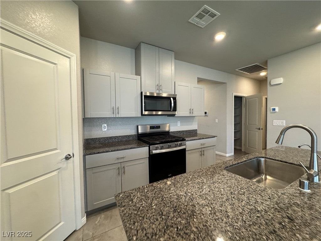 7560 Blue Lotus Ave - Photo 6 of 24