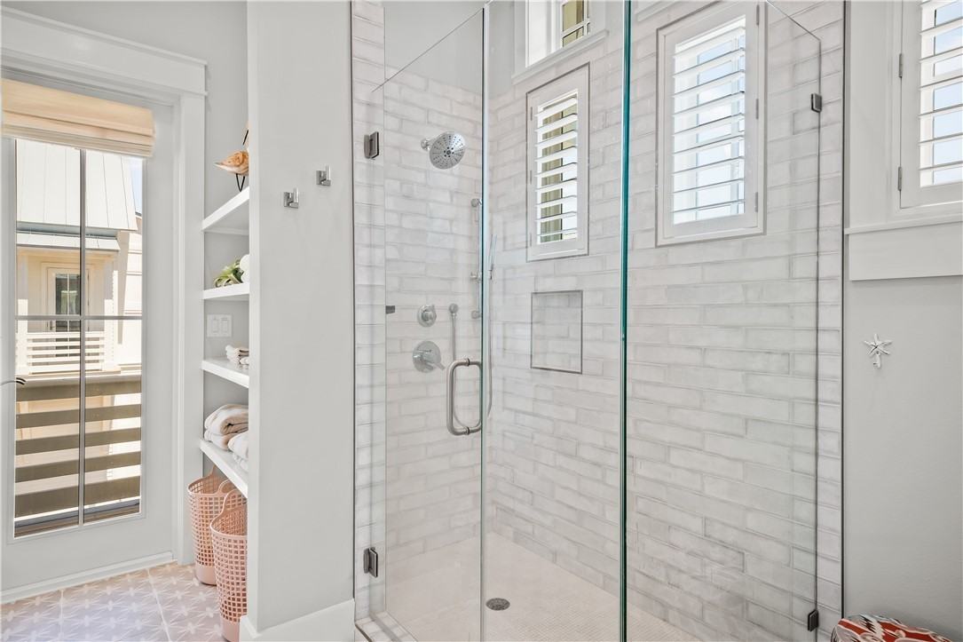 551 S Shore Dr - Photo 2 of 10