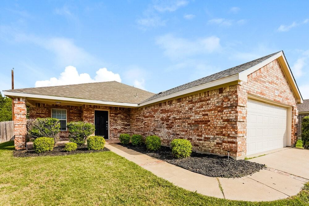 1602 Sabine Dr - Photo 3 of 16