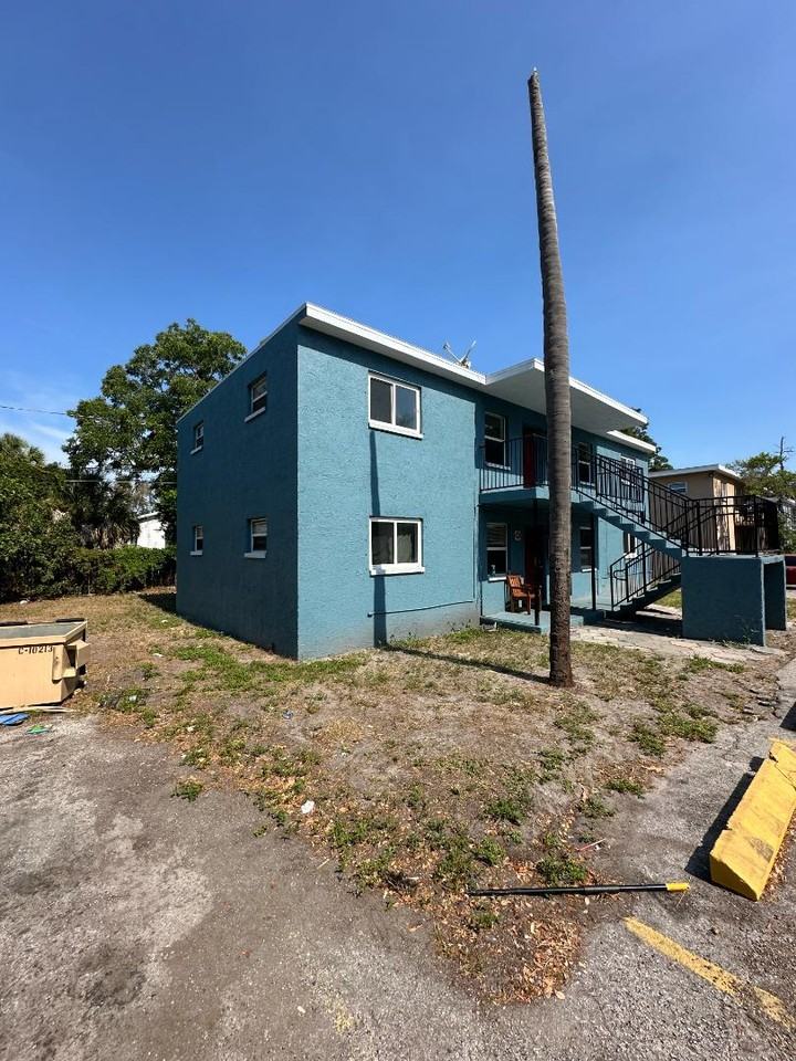 1757 Russell St S - Photo 2 of 10