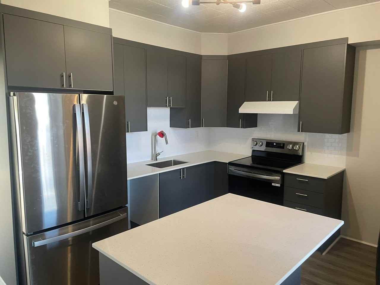 643 10e Avenue - Photo 2 of 10