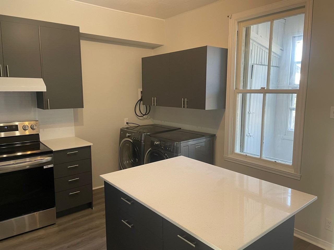 643 10e Avenue - Photo 3 of 10