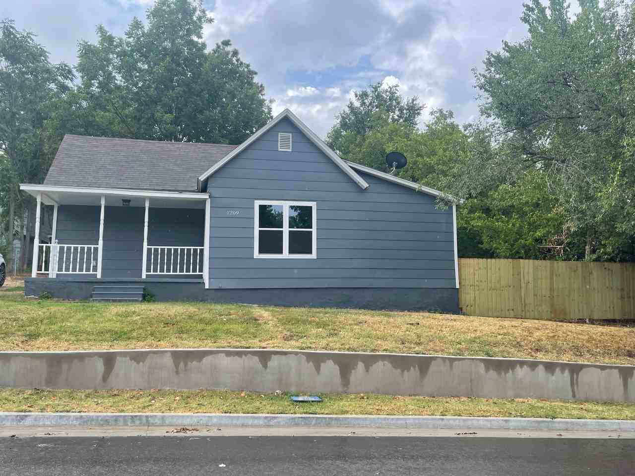 1209 E Whittaker St #NA - Photo 2 of 12