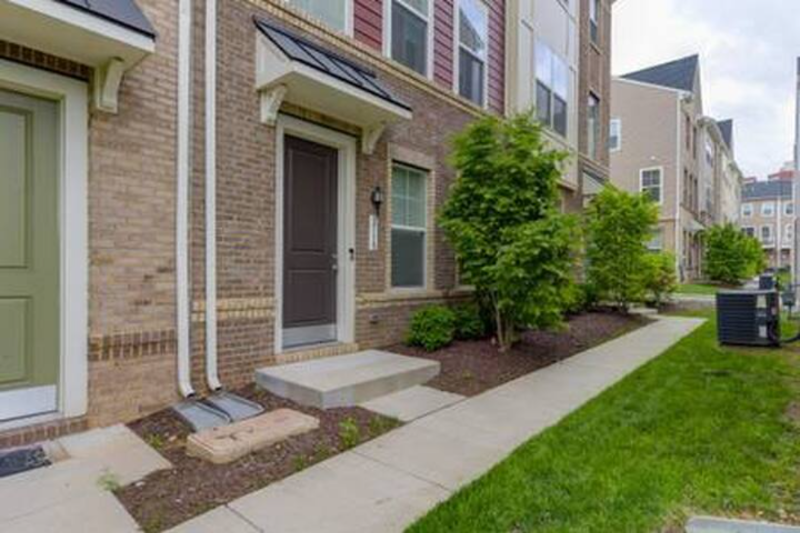 3716 Foote St Ne - Photo 2 of 11