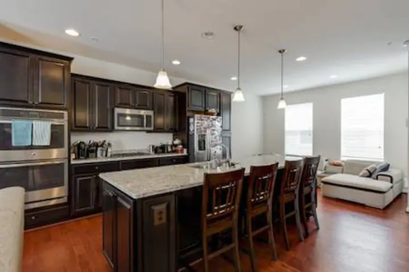 3716 Foote St Ne - Photo 4 of 11