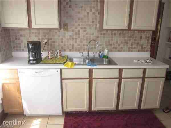 1388 Lakewood Ave - Photo 2 of 5