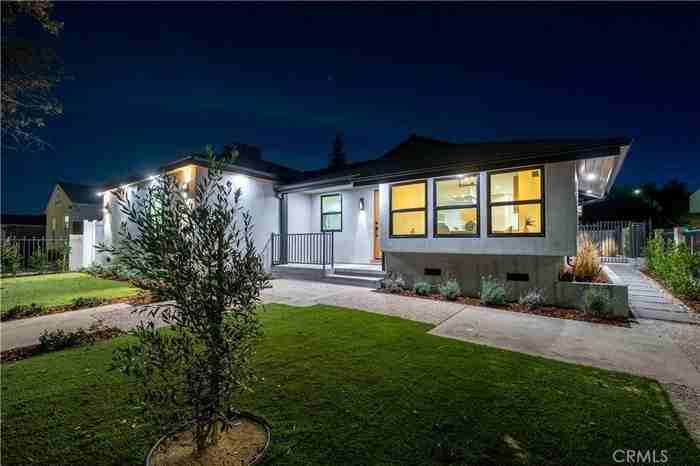 18848 Collins St - Photo 3 of 11