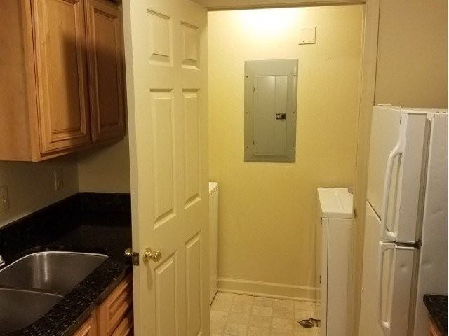 Shelborne Square Apartments - Photo 5 of 9