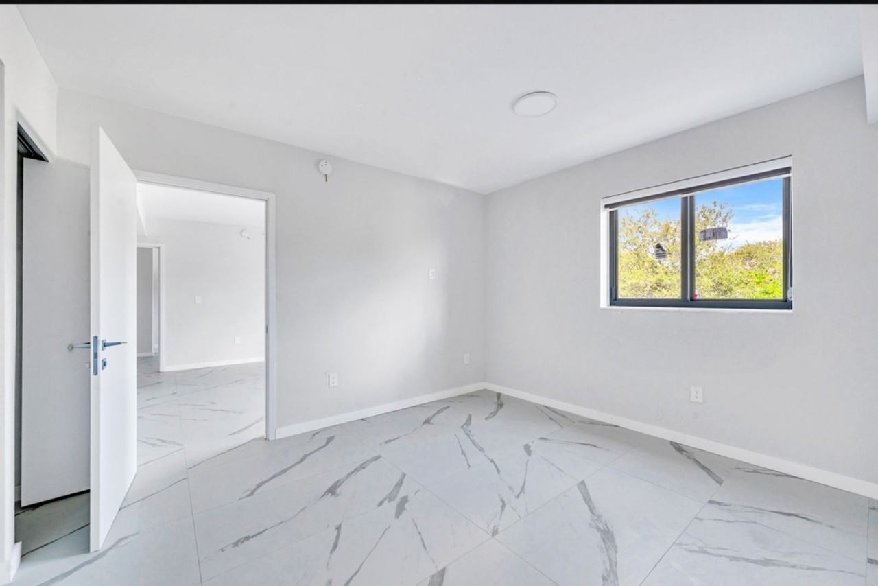 840 Northeast 130th Street - Photo 3 of 12