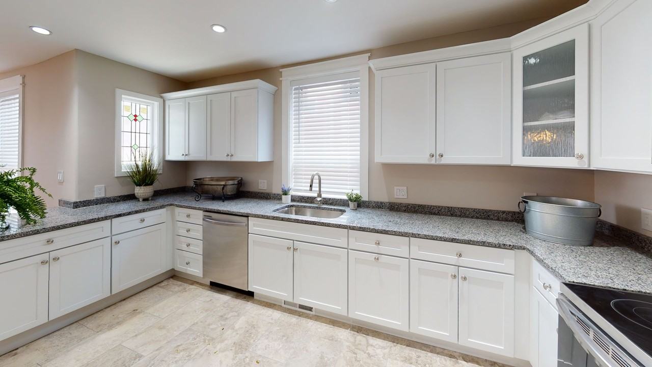 211 16th St - Photo 4 of 19