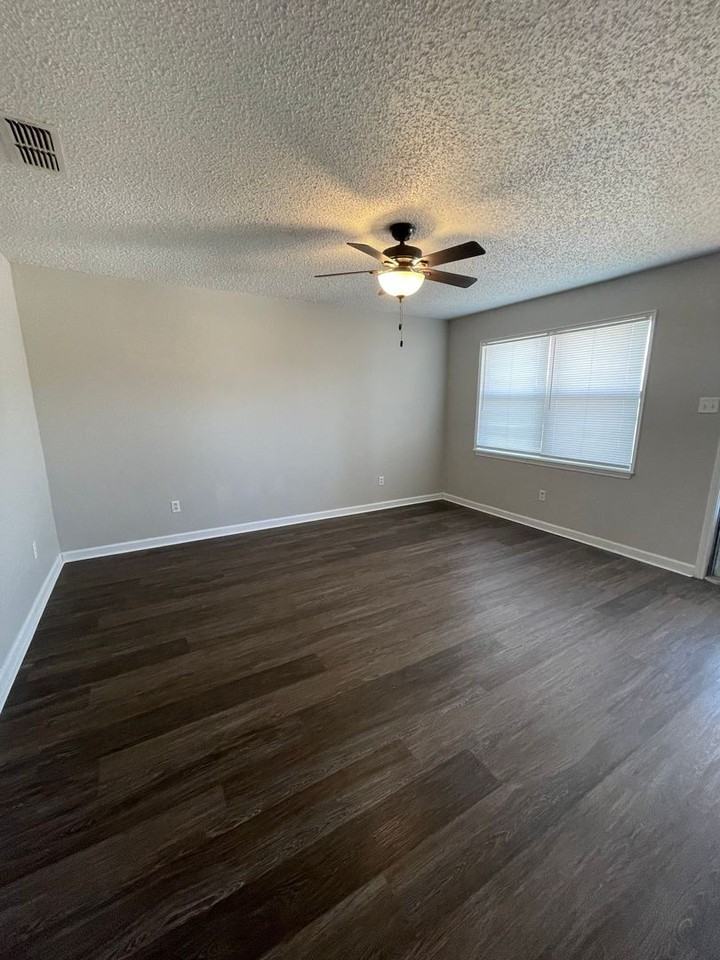 4638 Erskine St - Photo 2 of 13
