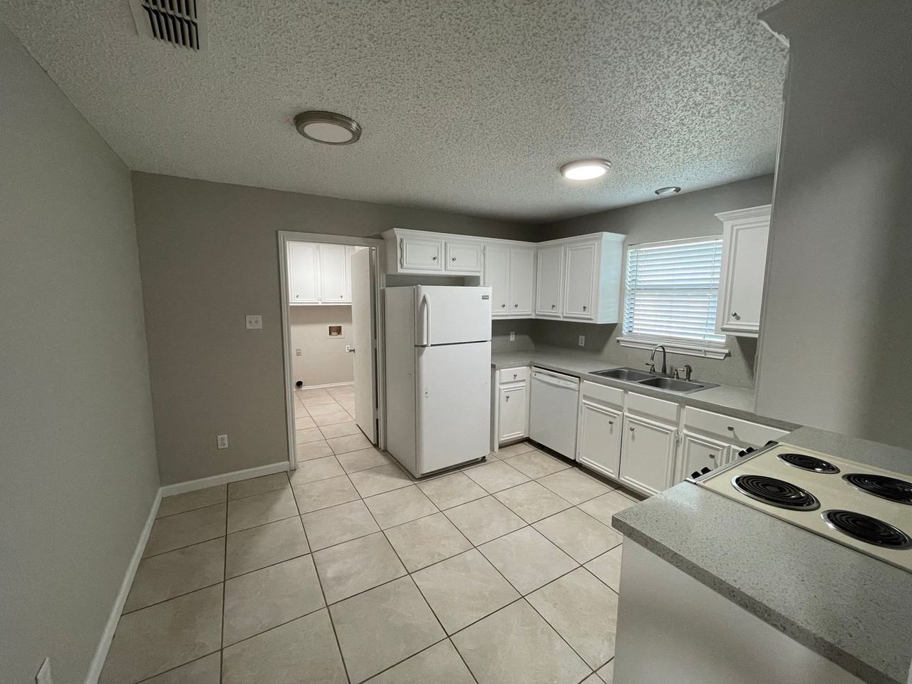 4638 Erskine St - Photo 4 of 13