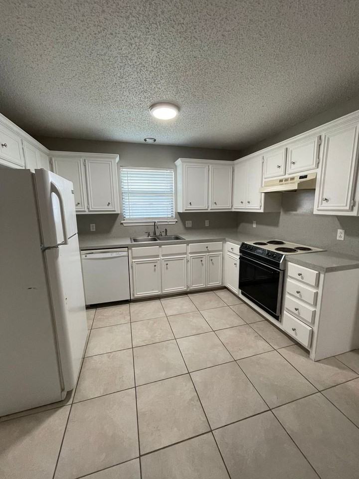 4638 Erskine St - Photo 5 of 13