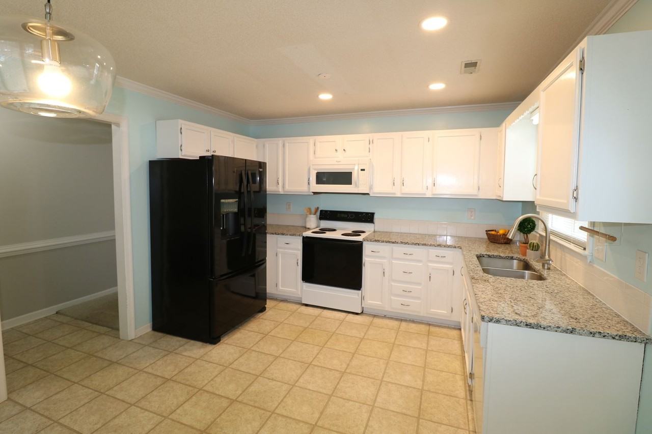 899 Woodland Trace Dr - Photo 2 of 14