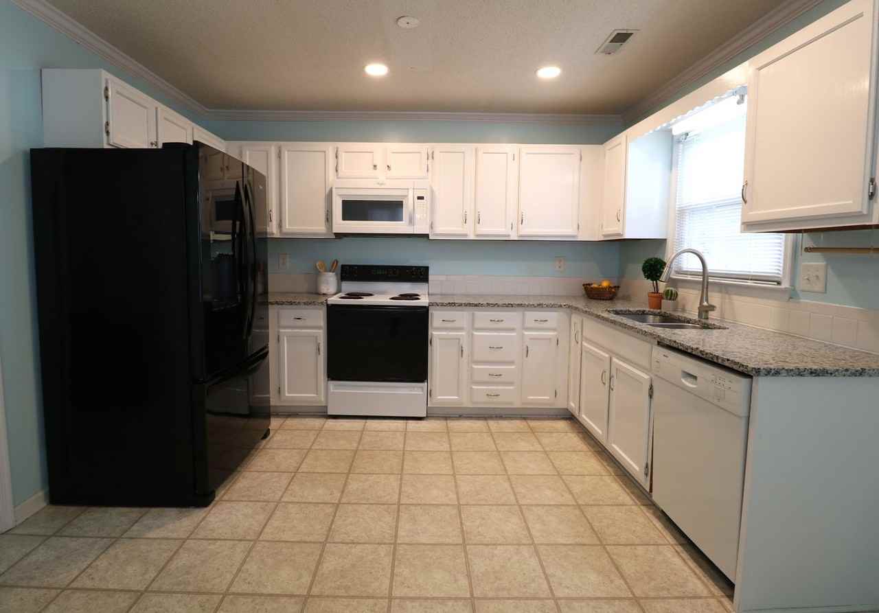 899 Woodland Trace Dr - Photo 3 of 14