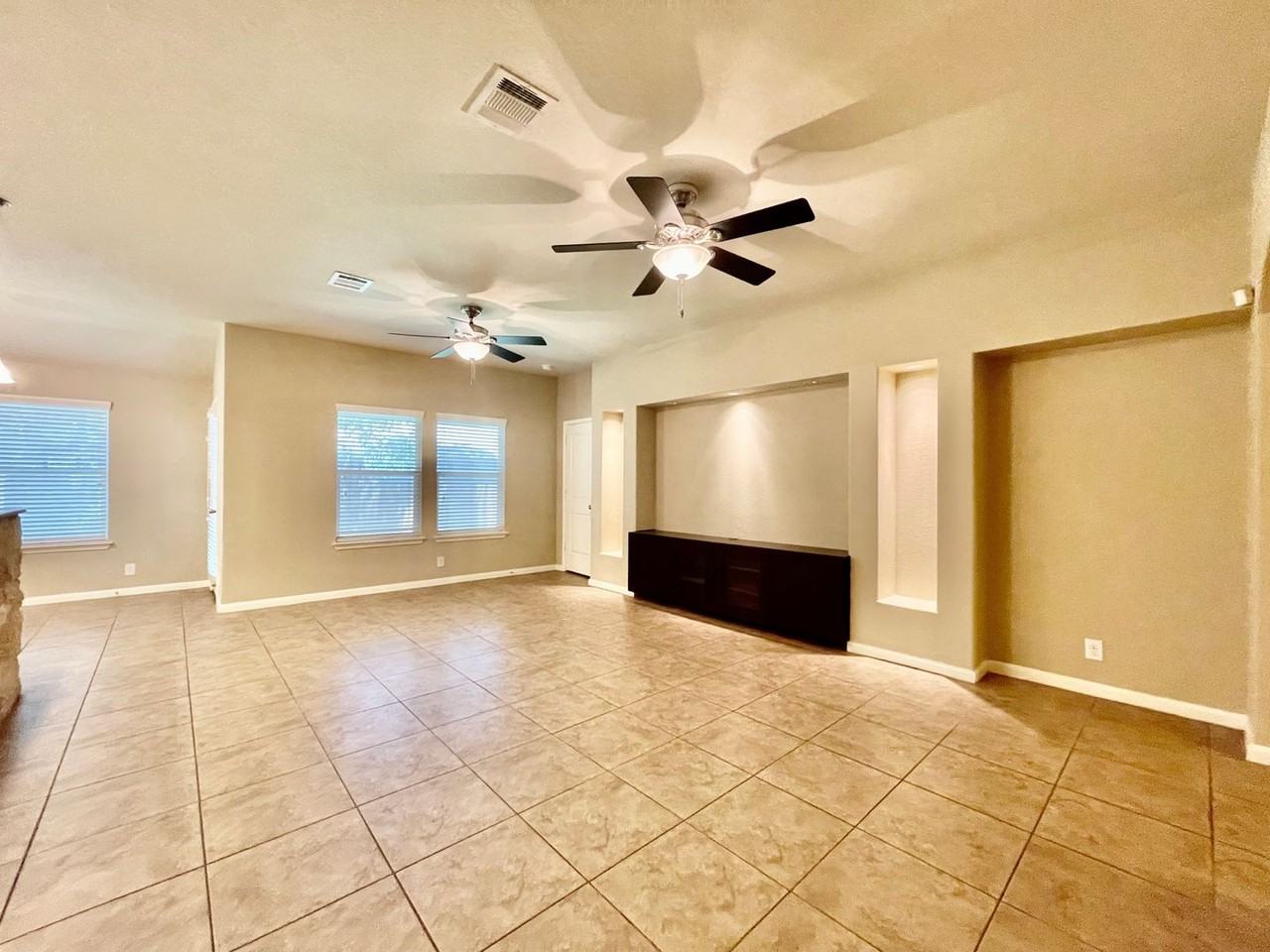 2206 Meadow View Dr - Photo 2 of 16