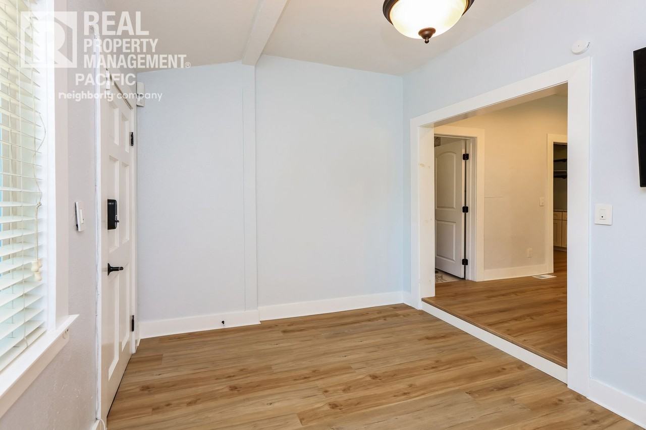 2113 West St - Photo 2 of 20
