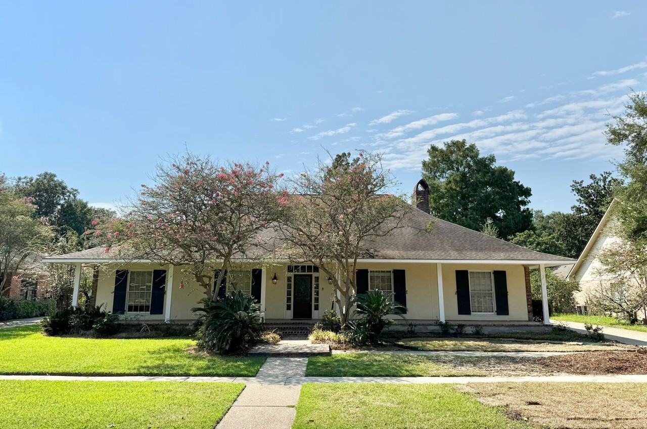 621 W Woodruff Dr