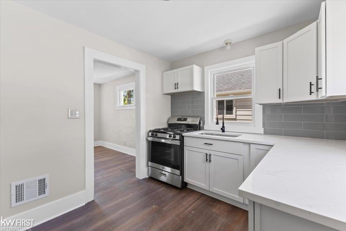 920 Premont Ave - Photo 5 of 17