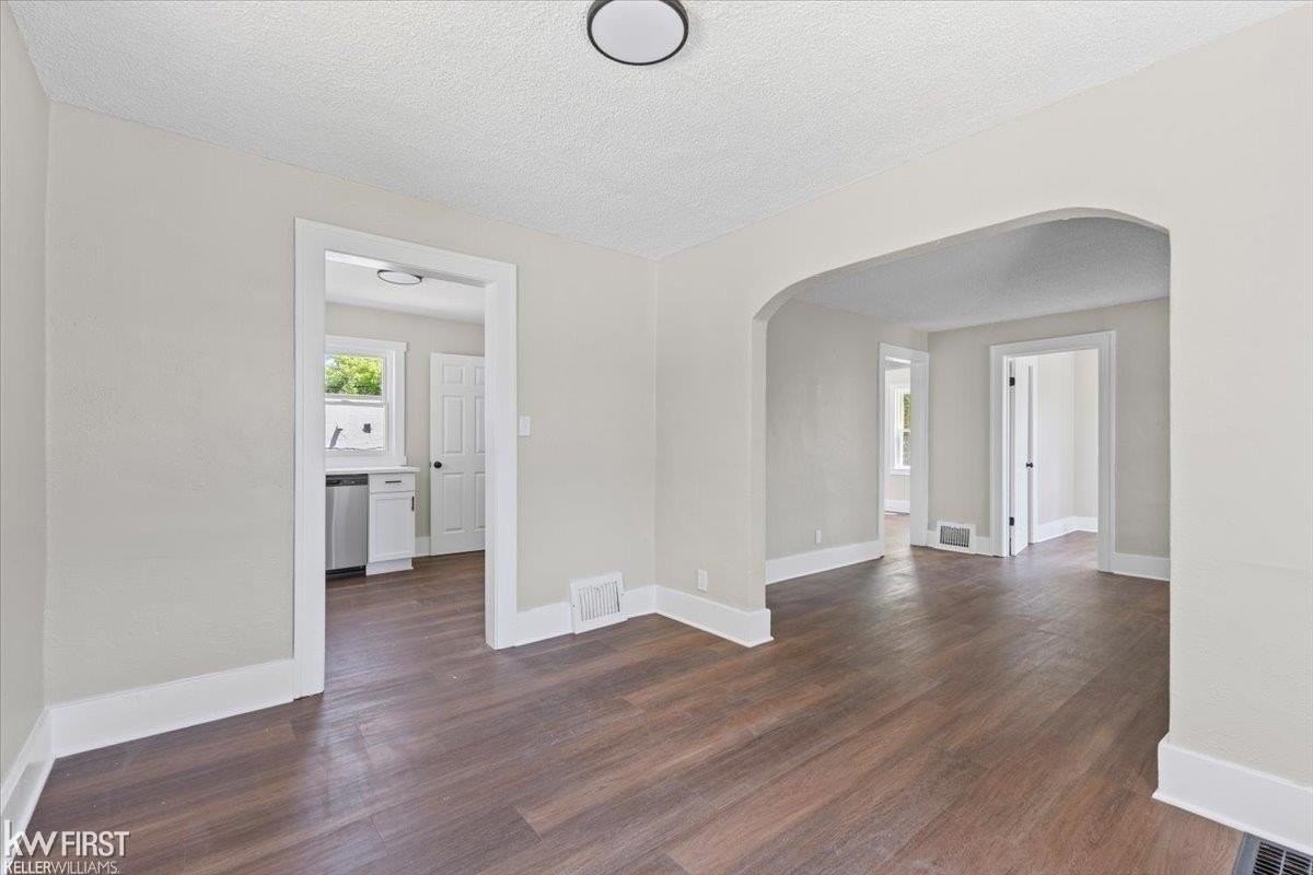 920 Premont Ave - Photo 6 of 17