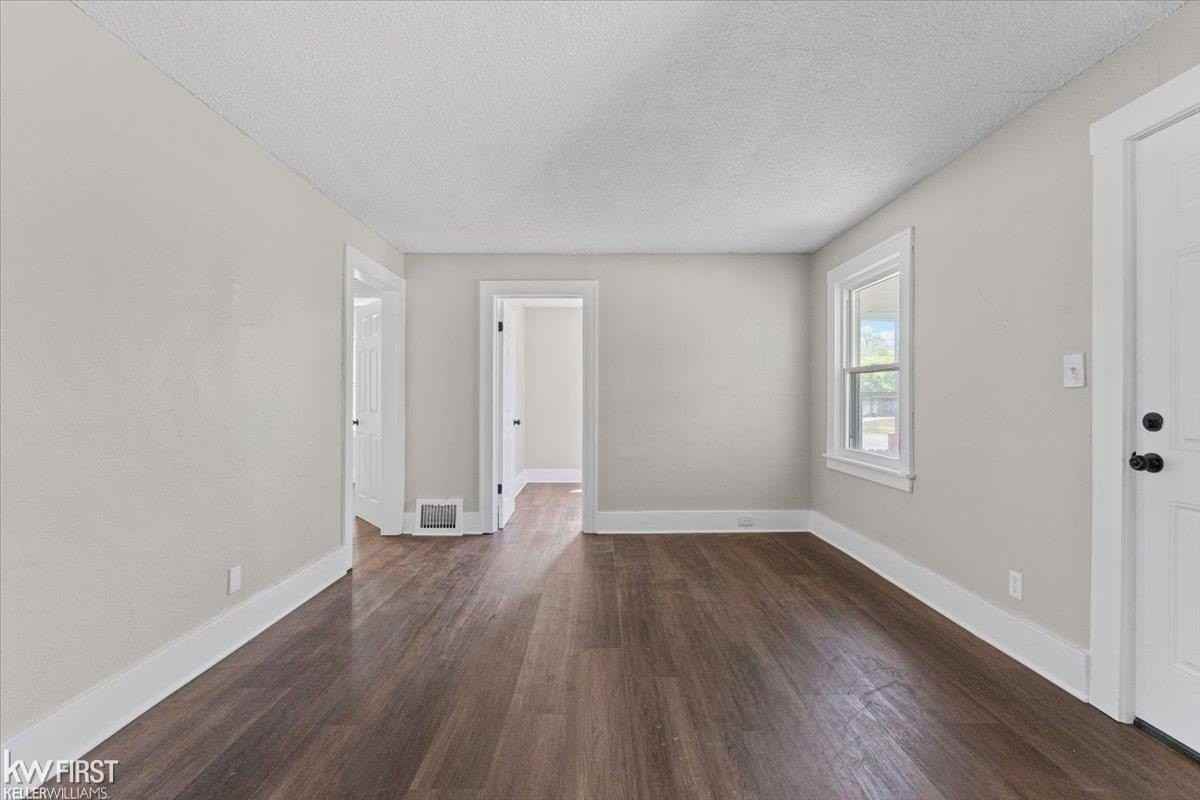 920 Premont Ave - Photo 7 of 17