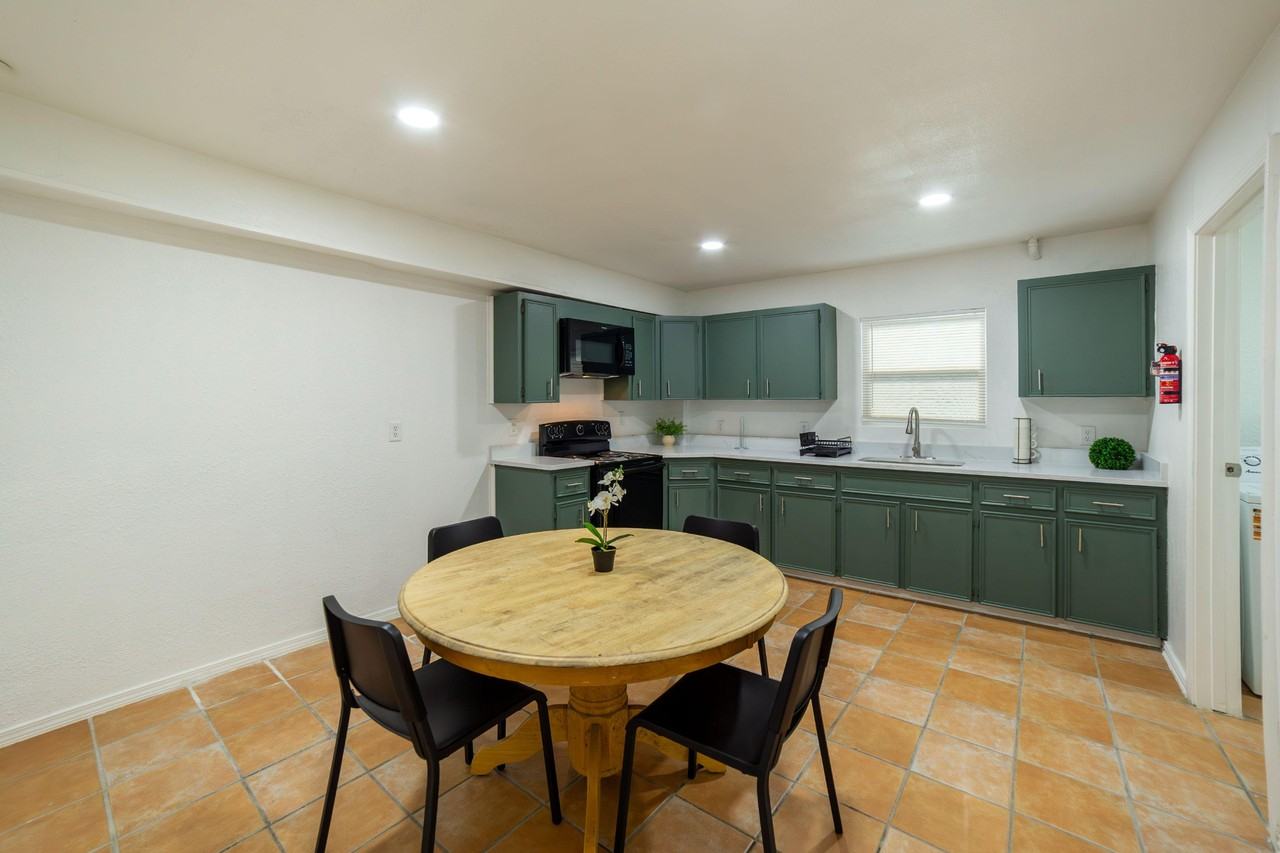 Santa Monica St - Photo 4 of 7