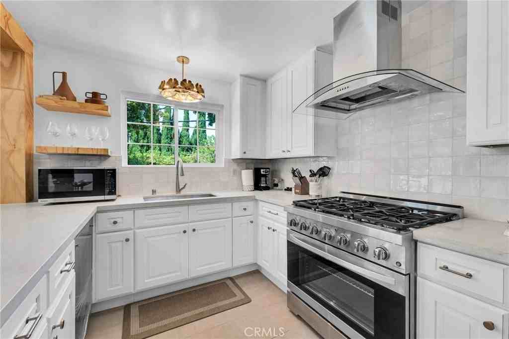 109 Triangle St - Photo 2 of 32