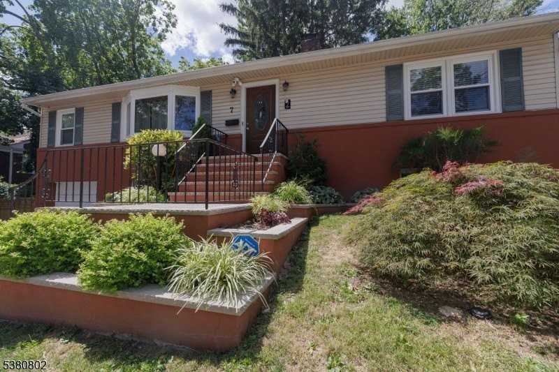 7 Van Ness Ct - Photo 3 of 23