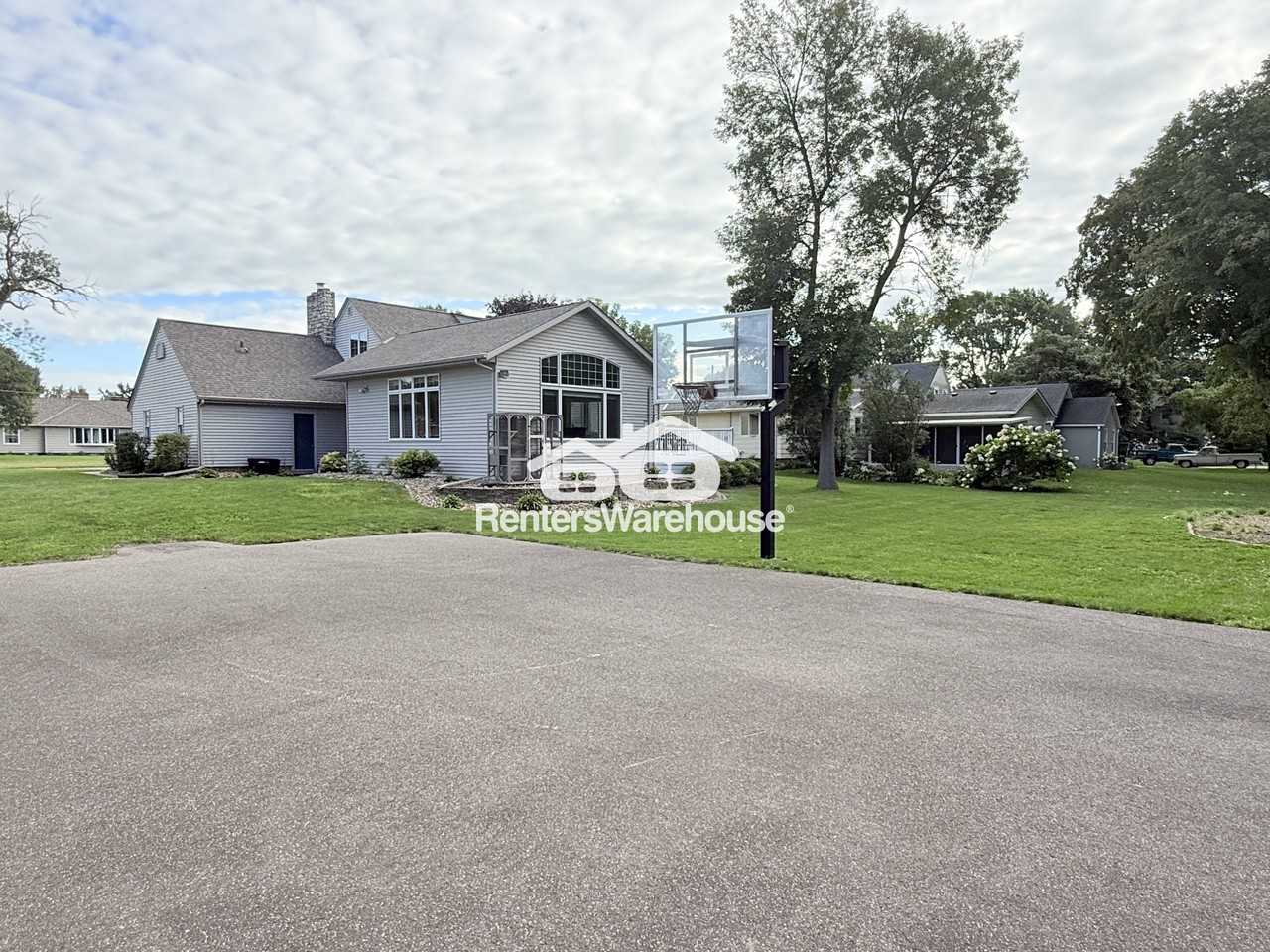 840 Park Ave - Photo 2 of 40