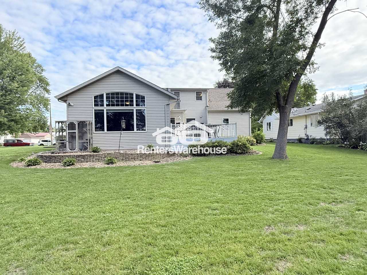 840 Park Ave - Photo 3 of 40