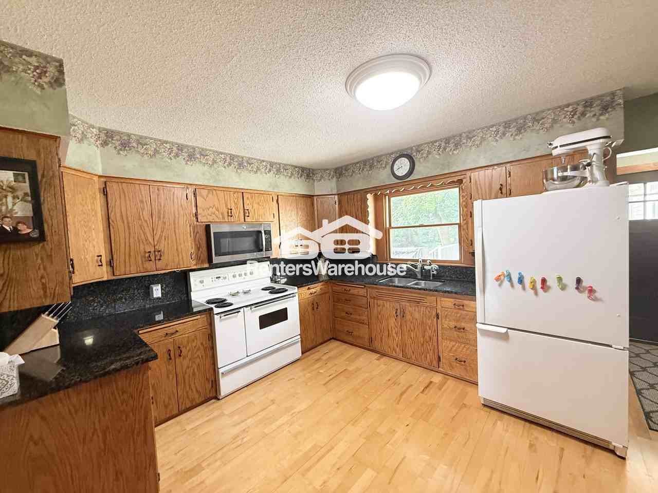 840 Park Ave - Photo 5 of 40