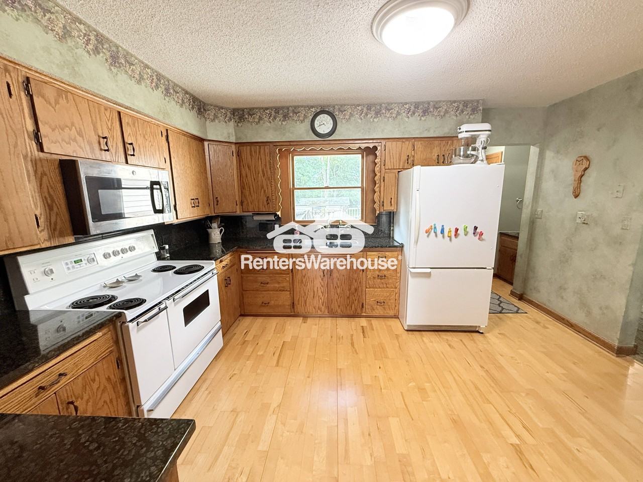 840 Park Ave - Photo 6 of 40