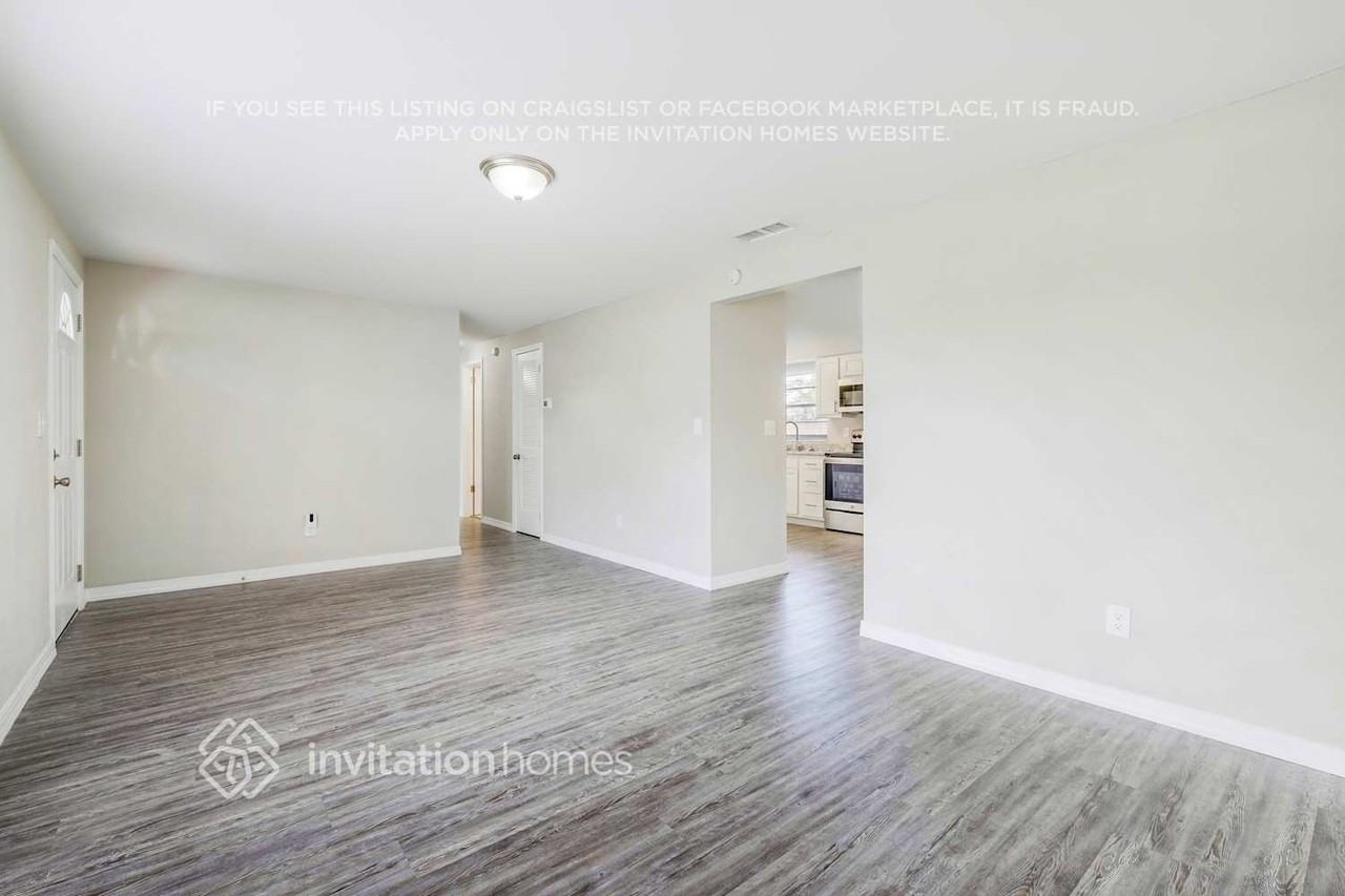8127 Kenwood Dr N - Photo 4 of 22