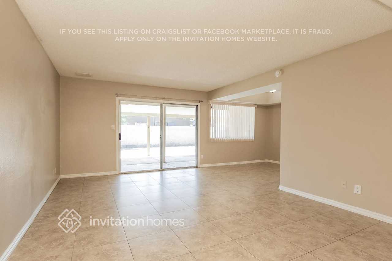 7525 W Pinchot Ave - Photo 3 of 17