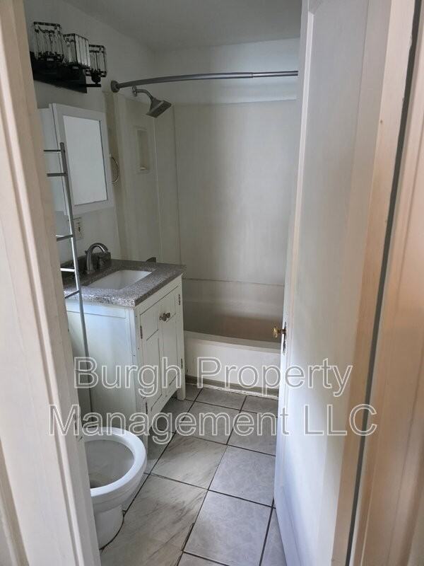 549 Thompson Avenue - Photo 4 of 12