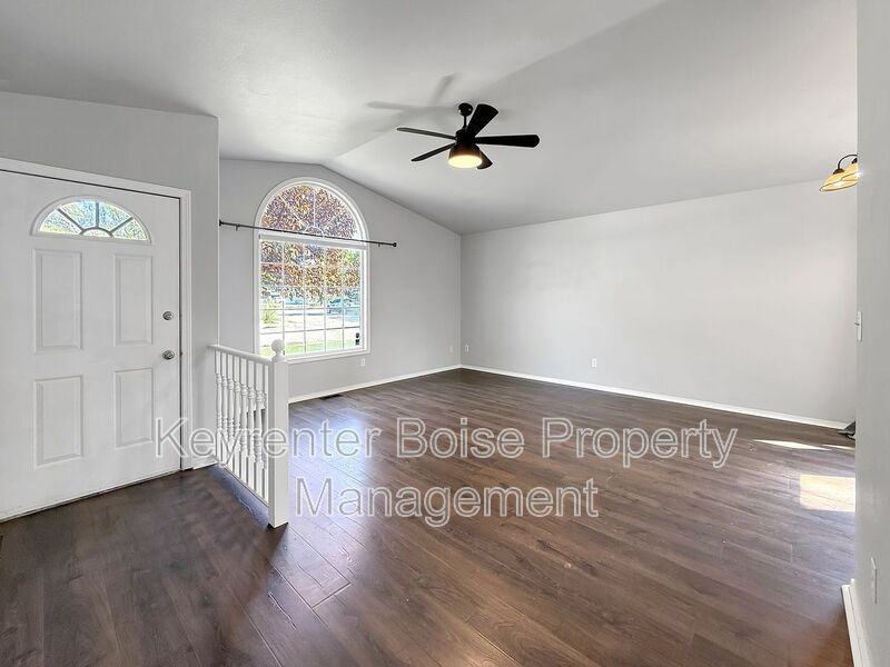 105 N Chaparal St - Photo 2 of 21