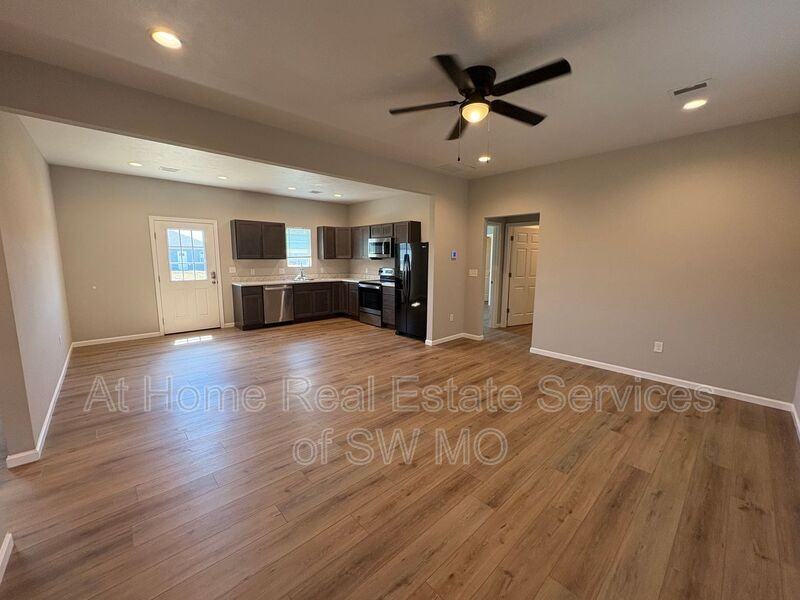 120 W Bluegrass St - Photo 2 of 14