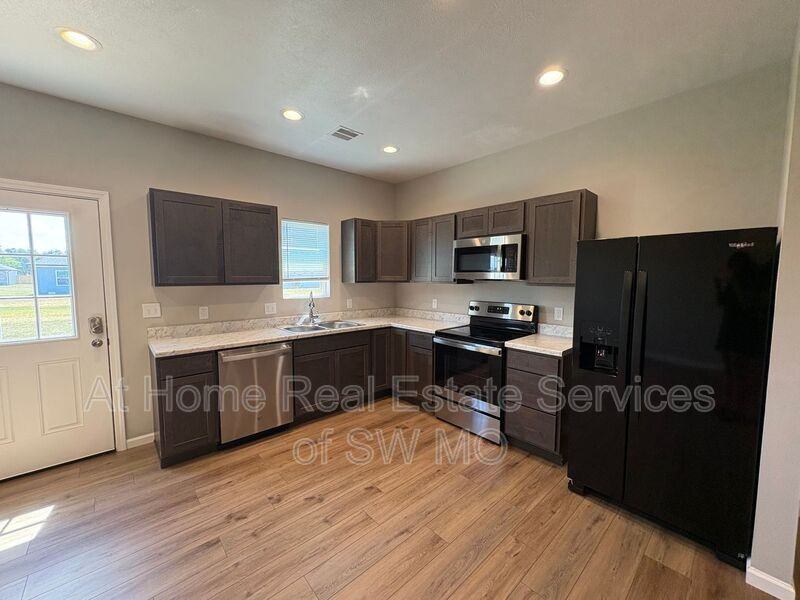 120 W Bluegrass St - Photo 3 of 14