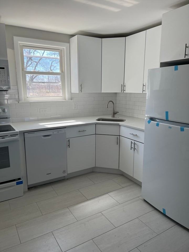 433 Sea Street - Photo 2 of 23