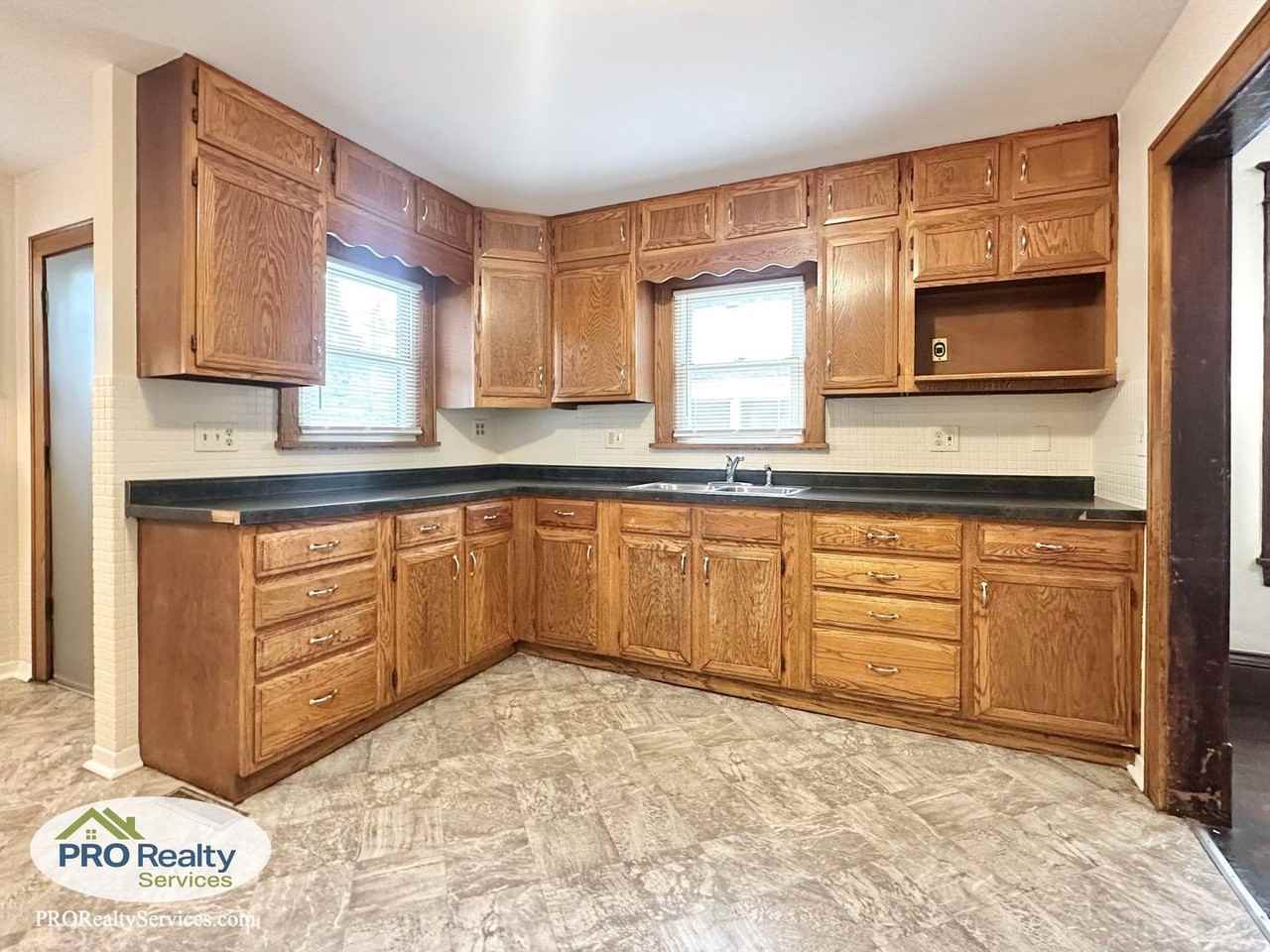 2334 Upton Ave N - Photo 6 of 38
