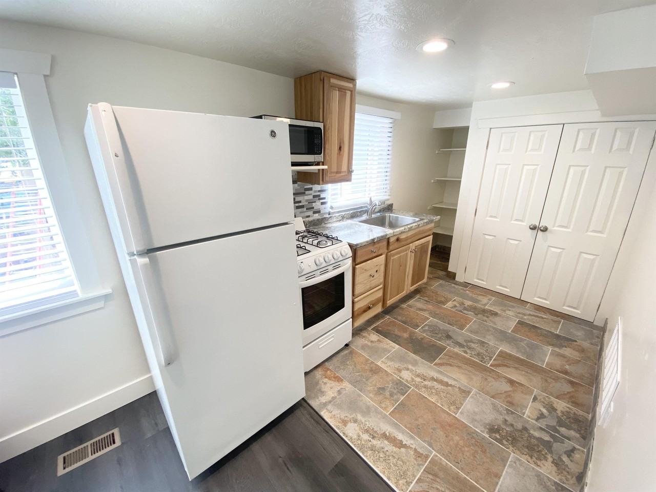 Lilie May Apartments - Photo 4 of 23