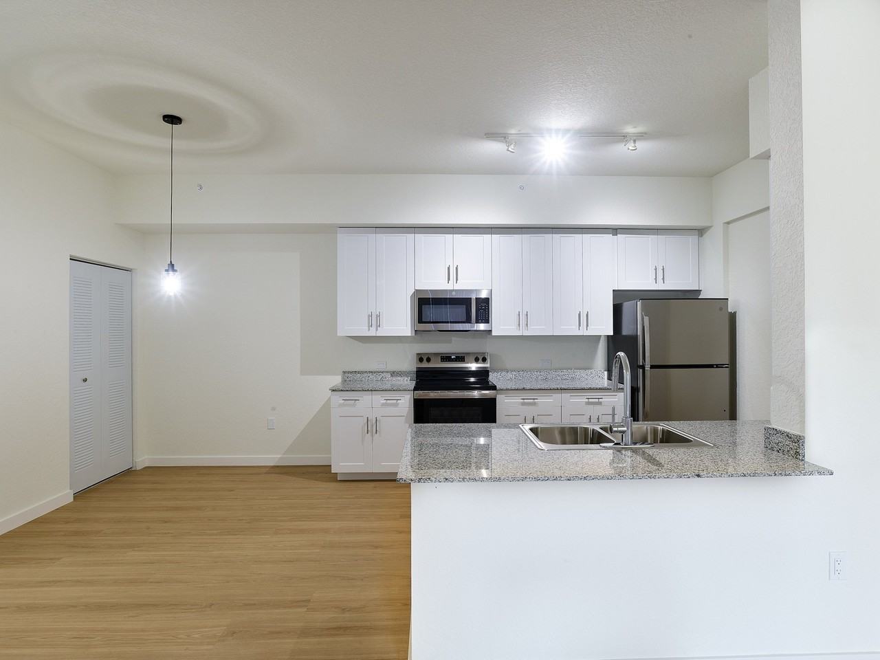 Gateway Luxury Apartments - Photo 7 of 37