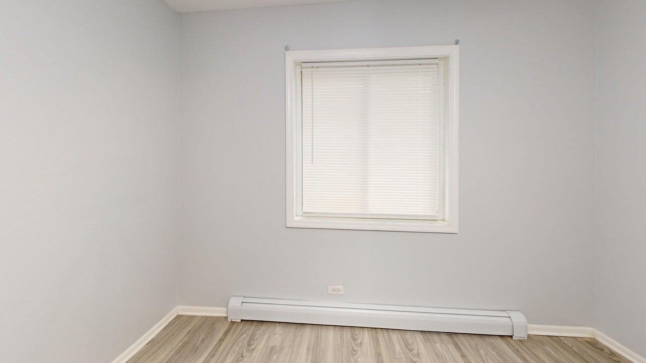 501 Chicago Road - Photo 4 of 7